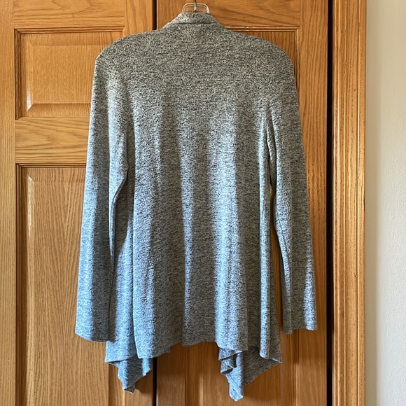 Gray open sweater wrap with top button - Picture 3 of 3